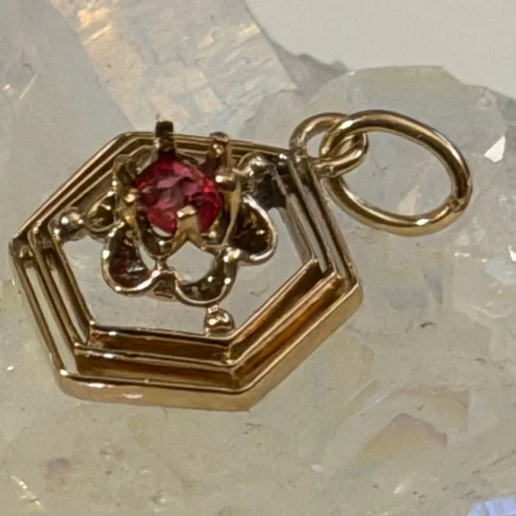 10K yellow gold Hexagon Pendant with floral center